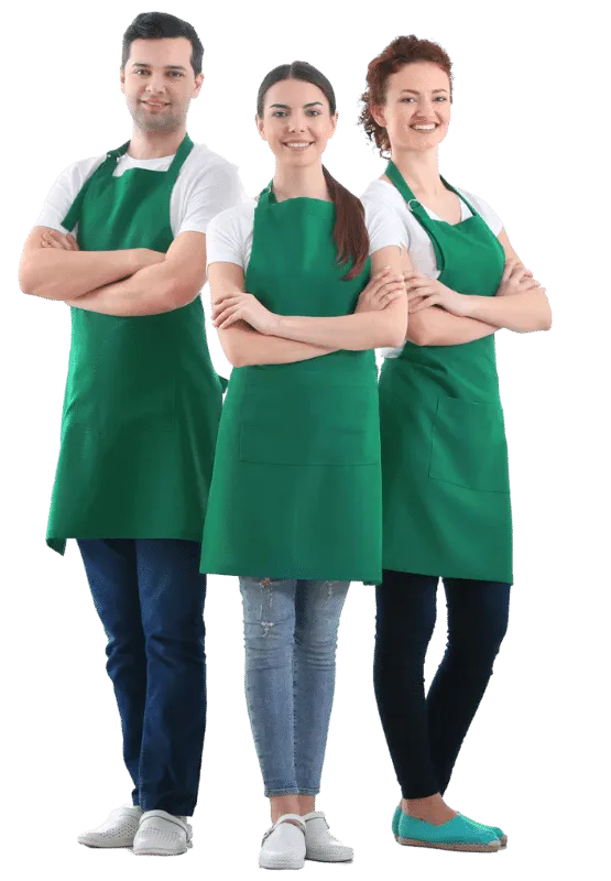 tre addetti alle pulizie con divisa verde